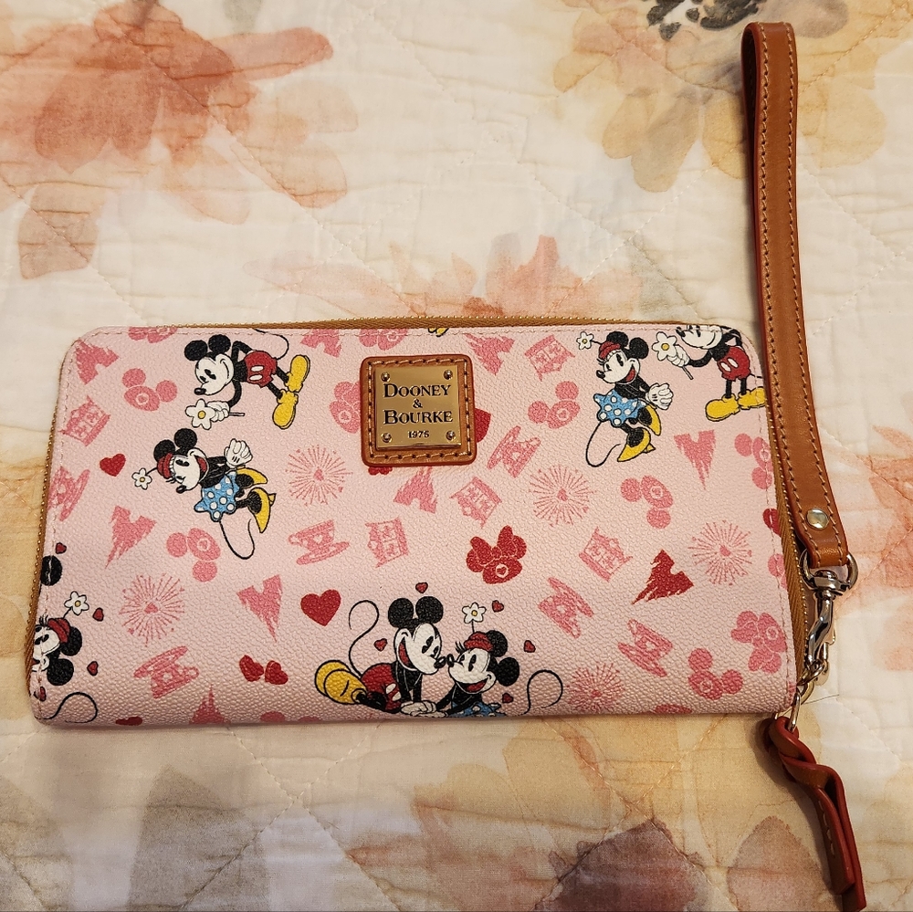 EUC Dooney and Bourke Disney Mickey & Minnie Valentines Wallet